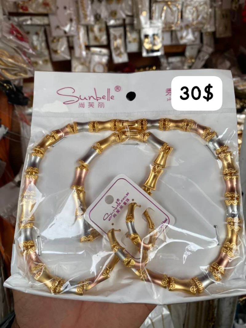 Ensemble de bijoux Sunbelle collier et boucles d'oreilles